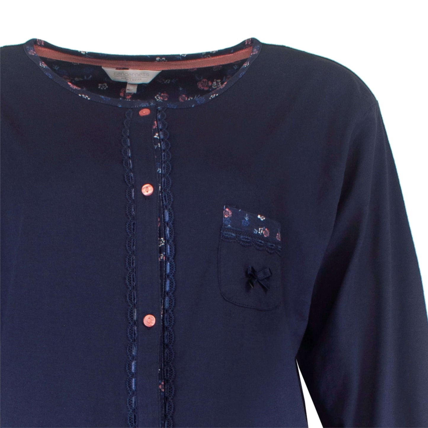 Donkerblauw nachthemd met lange mouwen, ronde hals,noopsluiting, kanten details en een zakje met strikje op de borst.
