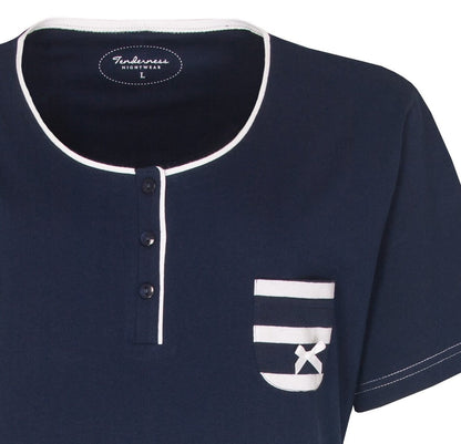 Donkerblauw katoenen nachthemd met witte bies, knoopsluiting en borstzakje met strikdetail