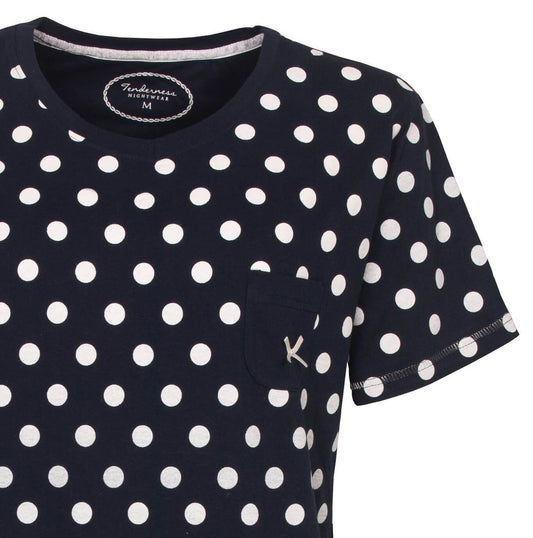 Donkerblauw dames nachthemd met witte stippen, korte mouwen en een borstzakje met 'K' erop geborduurd.