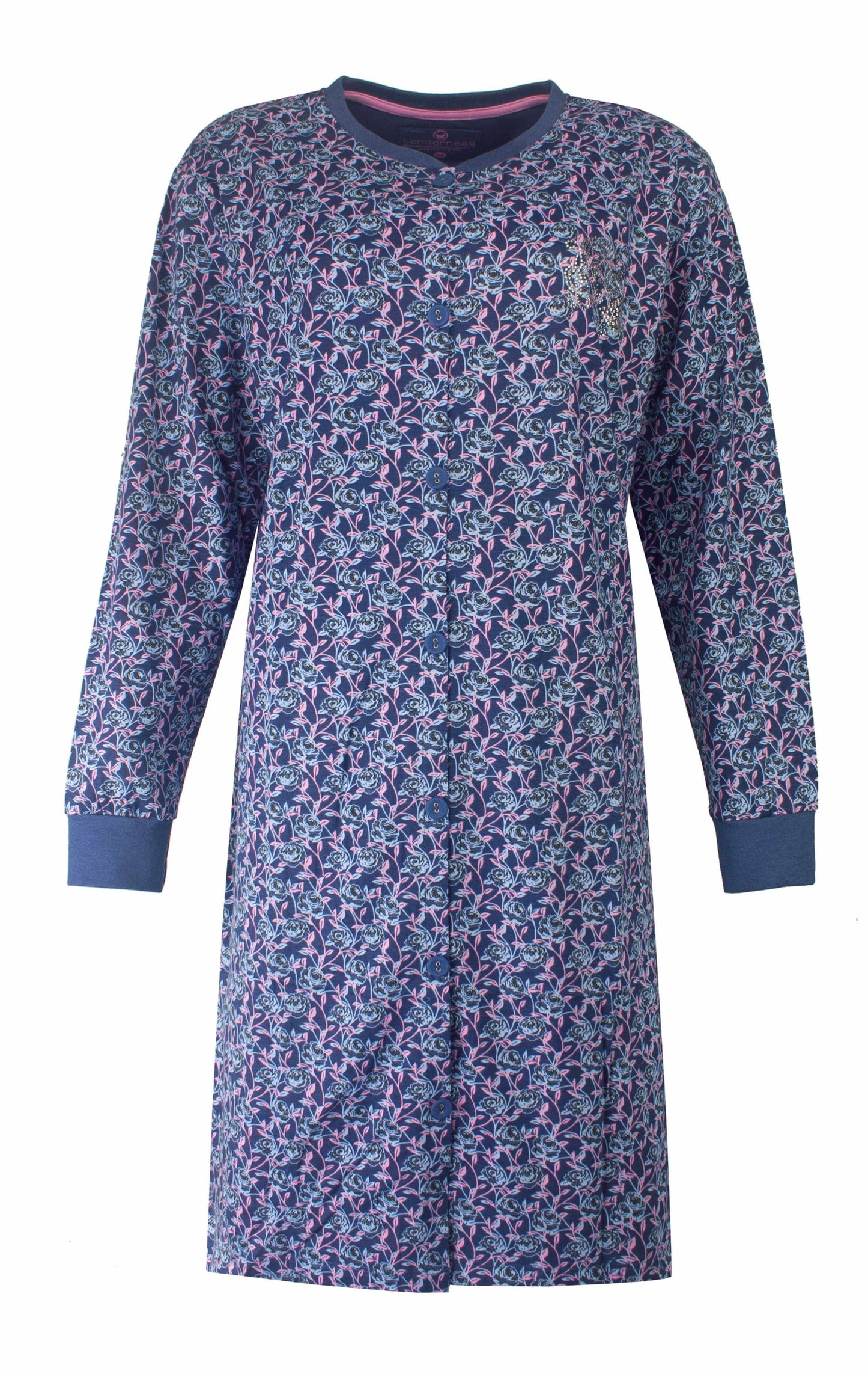 Blauw nachthemd met lange mouwen en bloemenpatroon, ronde hals met doorknoop sluiting en Tenderness logo op de borst.