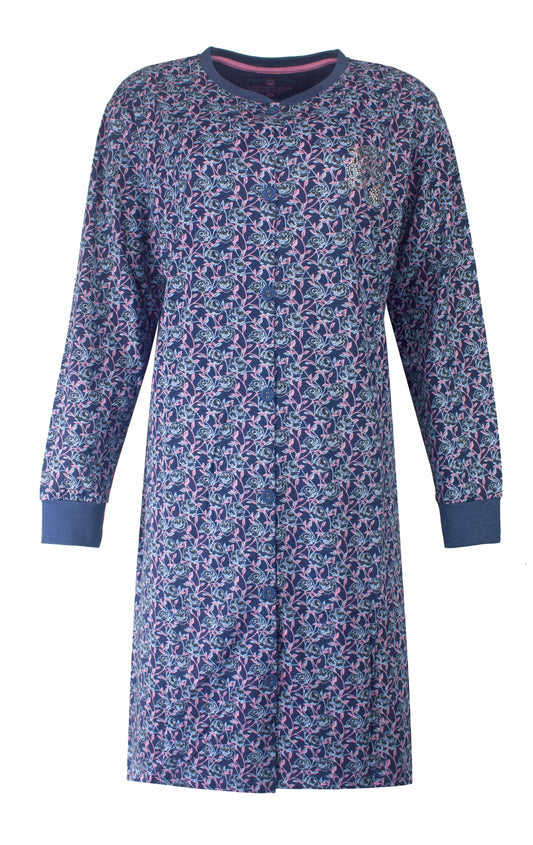 Blauw nachthemd met lange mouwen en bloemenpatroon, ronde hals met doorknoop sluiting en Tenderness logo op de borst.