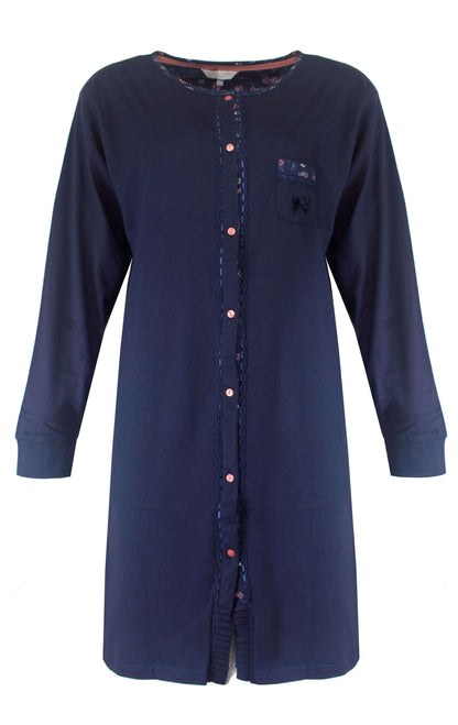 Donkerblauw lang nachthemd met doorknoop-sluiting, lange mouwen, ronde hals, borstzakje en kantafwerking