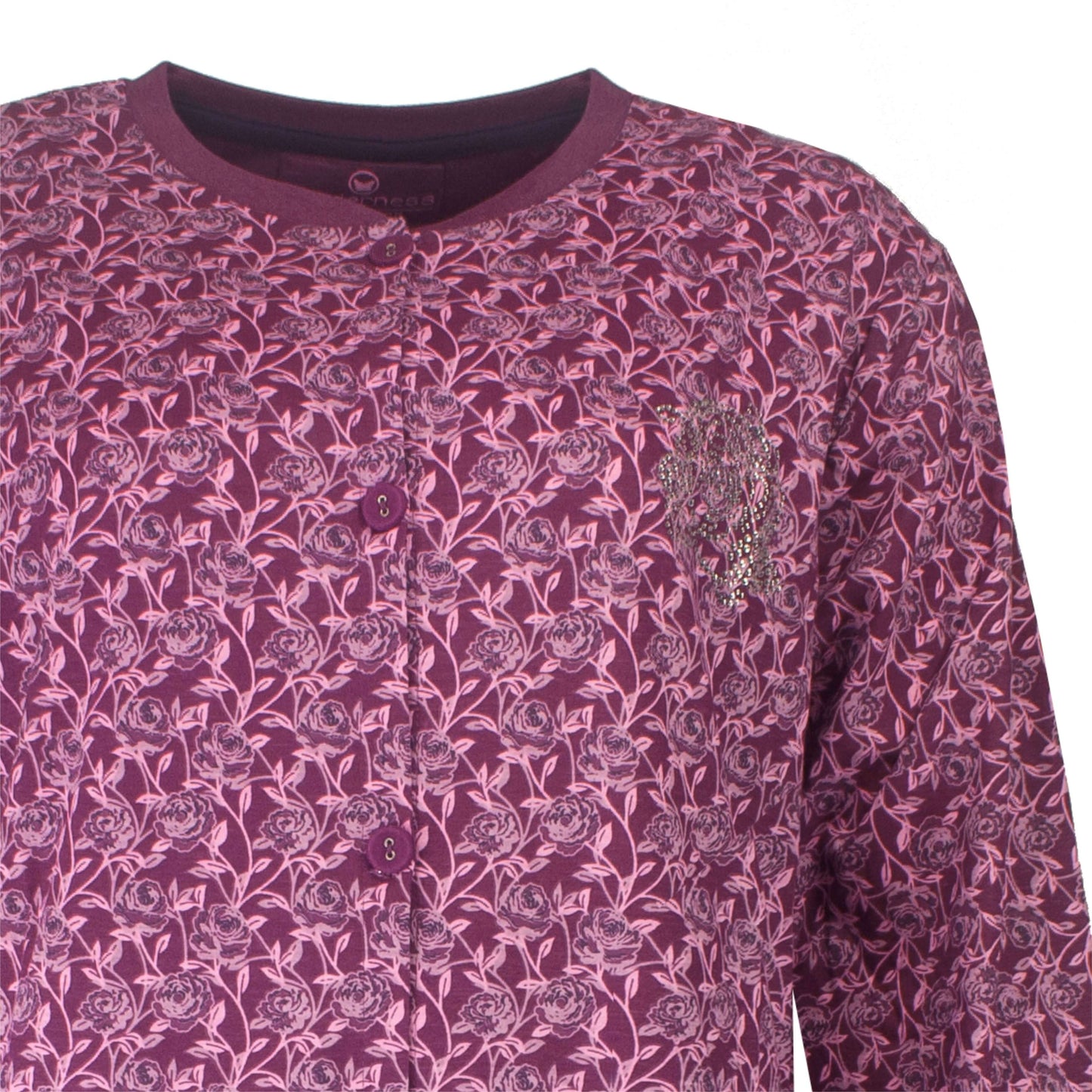 Paars nachthemd met roze bloemenpatroon, lange mouwen, ronde hals en doorknoop sluiting. Strass steentjes op op de borst.