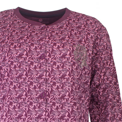 Paars nachthemd met roze bloemenpatroon, lange mouwen, ronde hals en doorknoop sluiting. Strass steentjes op op de borst.