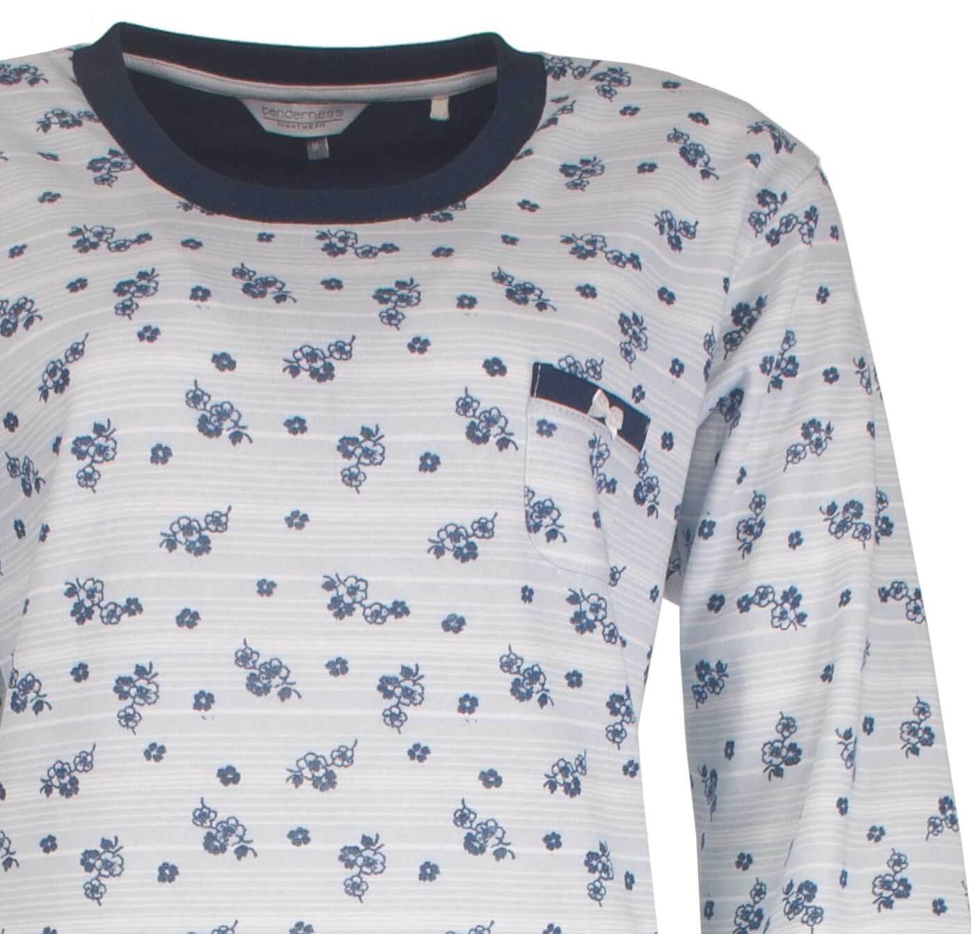Lichtblauw nachthemd met donkerblauwe kraag en kleine bloemenmotief, gemaakt van fleece stof