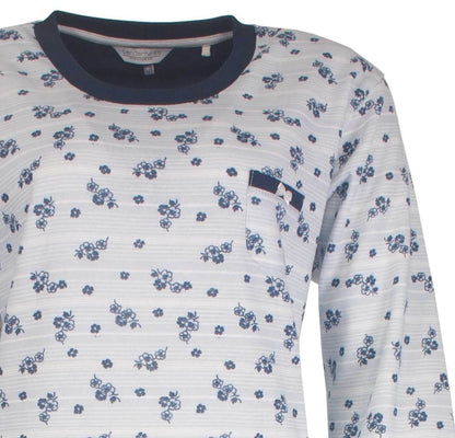 Lichtblauw nachthemd met donkerblauwe kraag en kleine bloemenmotief, gemaakt van fleece stof