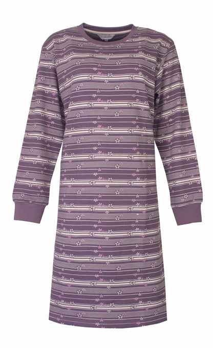Paars fleece nachthemd met lange mouwen, versierd met witte en roze bloemetjes en strepen patroon over het hele kledingstuk.