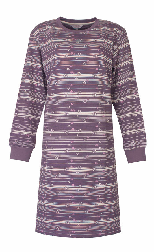 Paars fleece nachthemd met lange mouwen, versierd met witte en roze bloemetjes en strepen patroon over het hele kledingstuk.