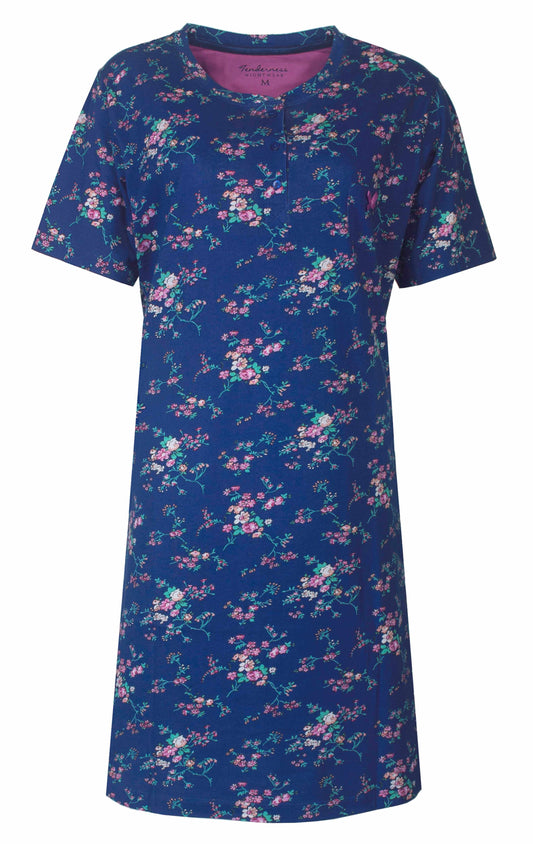 Blauw nachthemd met korte mouwen, bedrukt met kleine roze en witte bloemen. Ronde hals en losse pasvorm.