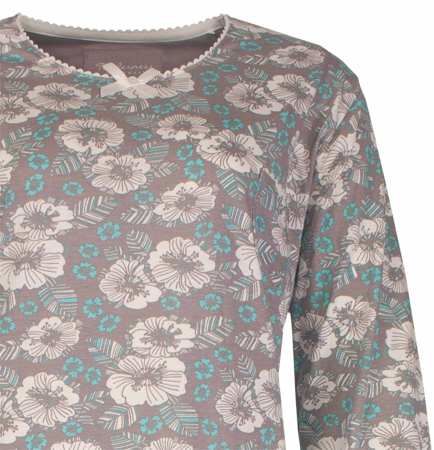 Bruine nachthemd met wit en turquoise bloemenpatroon, ronde hals met strikje en lange mouwen.