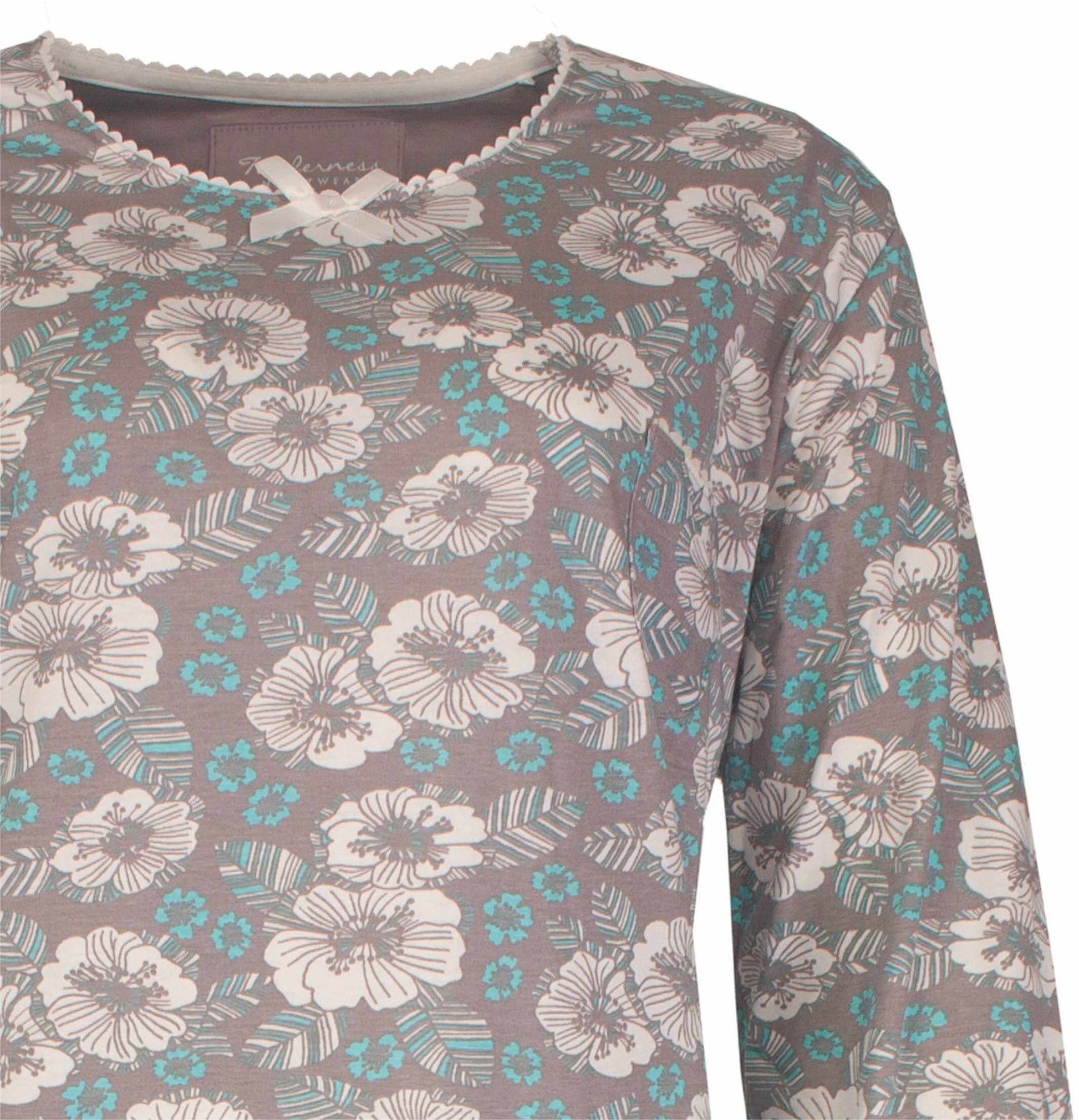 Bruine nachthemd met wit en turquoise bloemenpatroon, ronde hals met strikje en lange mouwen.
