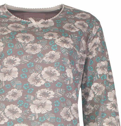Bruine nachthemd met wit en turquoise bloemenpatroon, ronde hals met strikje en lange mouwen.