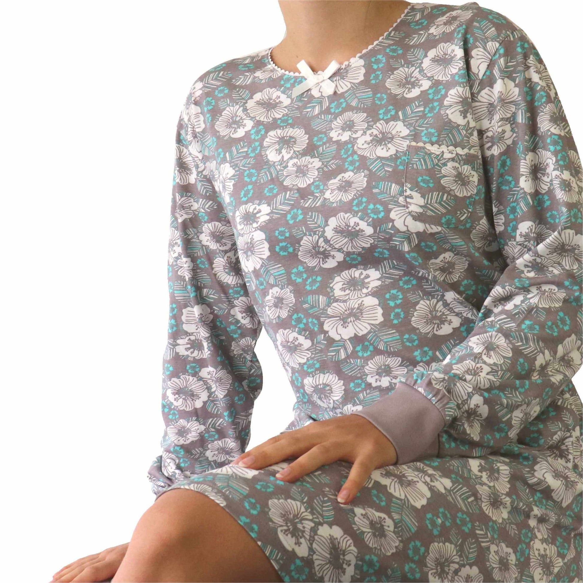 Dames nachthemd met bruine achtergrond en witte en turquoise bloemenprint, lange mouwen en ronde hals met strikje.