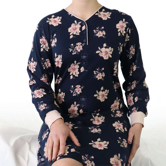 Donkerblauw nachthemd met roze bloemenprint, lange mouwen en V-hals met knoopsluiting.
