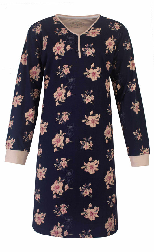 Donkerblauw nachthemd met lange mouwen, bedrukt met roze bloemen. Lichte V-hals met knoopsluiting.