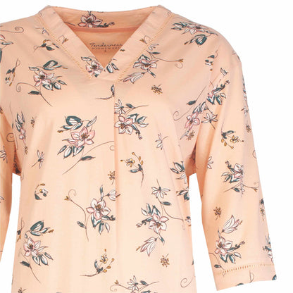 Roze nachthemd met V-hals en lange mouwen, versierd met een delicaat bloemenpatroon in pastelte tinten.