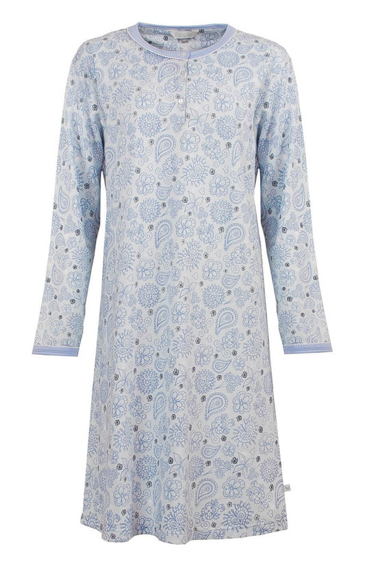 Lichtblauw nachthemd met lange mouwen en een geprint bloemen- en paisleypatroon, ronde hals met polosluiting.