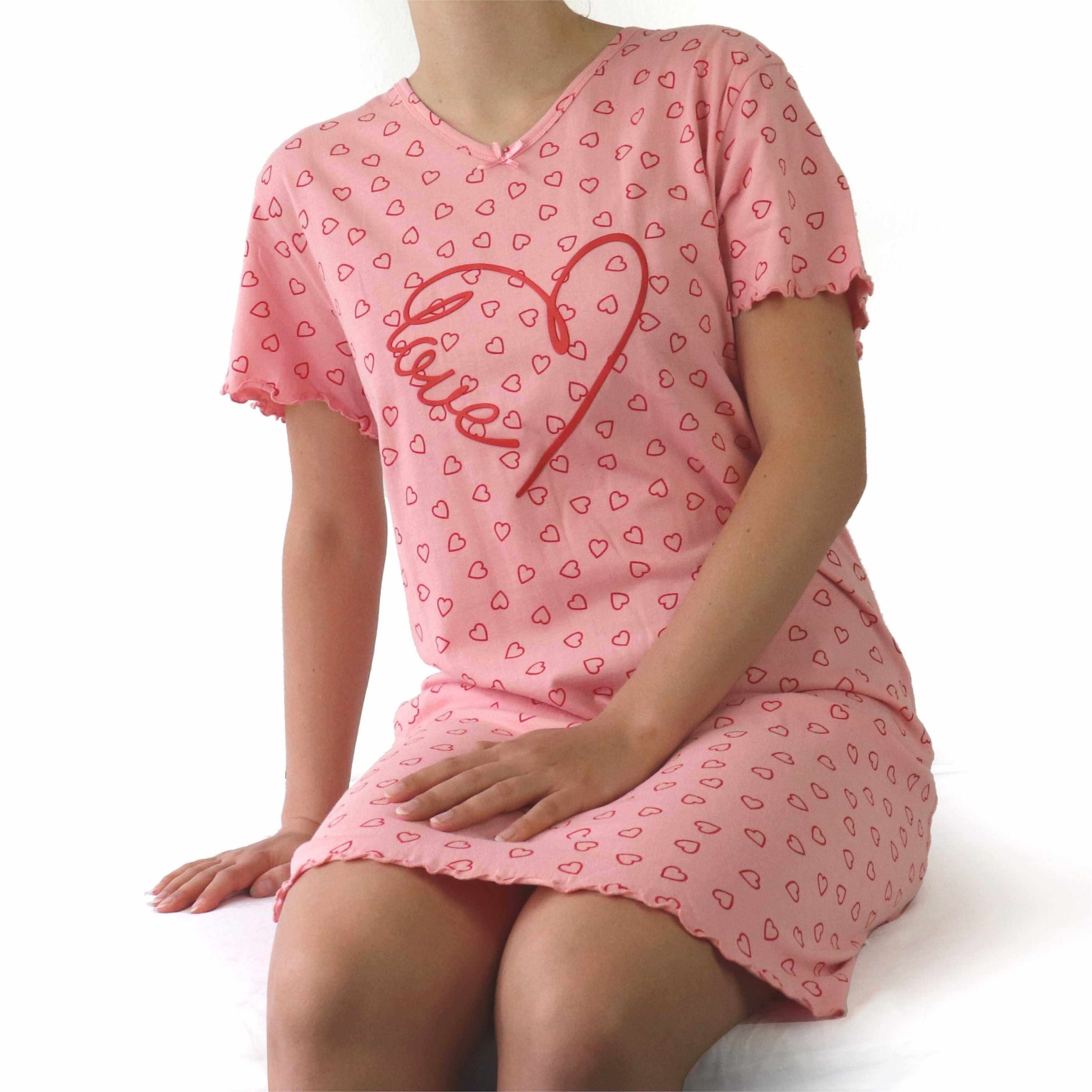 Roze nachthemd met hartjesprint, korte mouwen en V-hals. Groot hart met 'love' tekst op de borst.