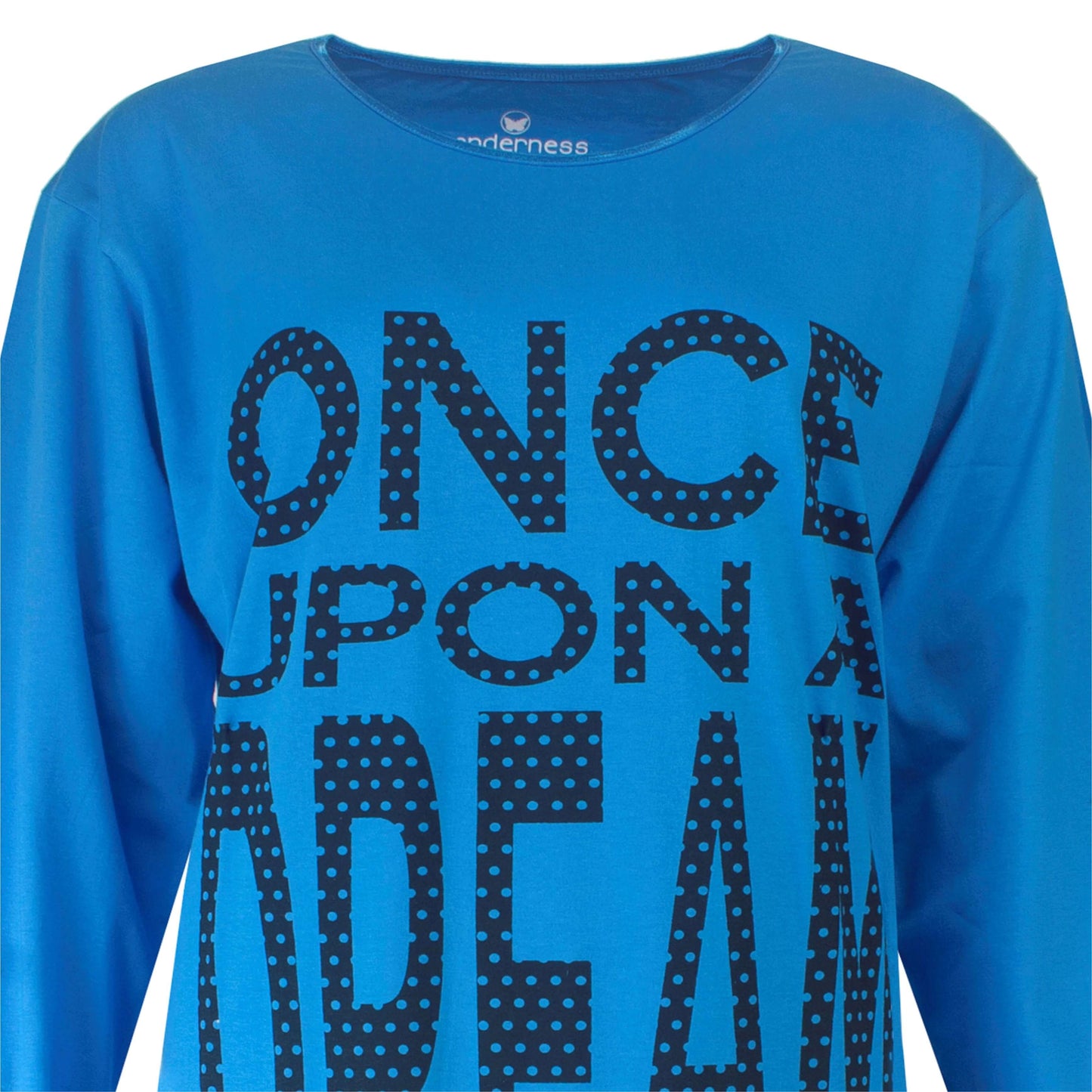 Helder blauw nachthemd met lange mouwen en 'Once upon a dream' tekst in donkerblauw stippenpatroon op de voorkant.