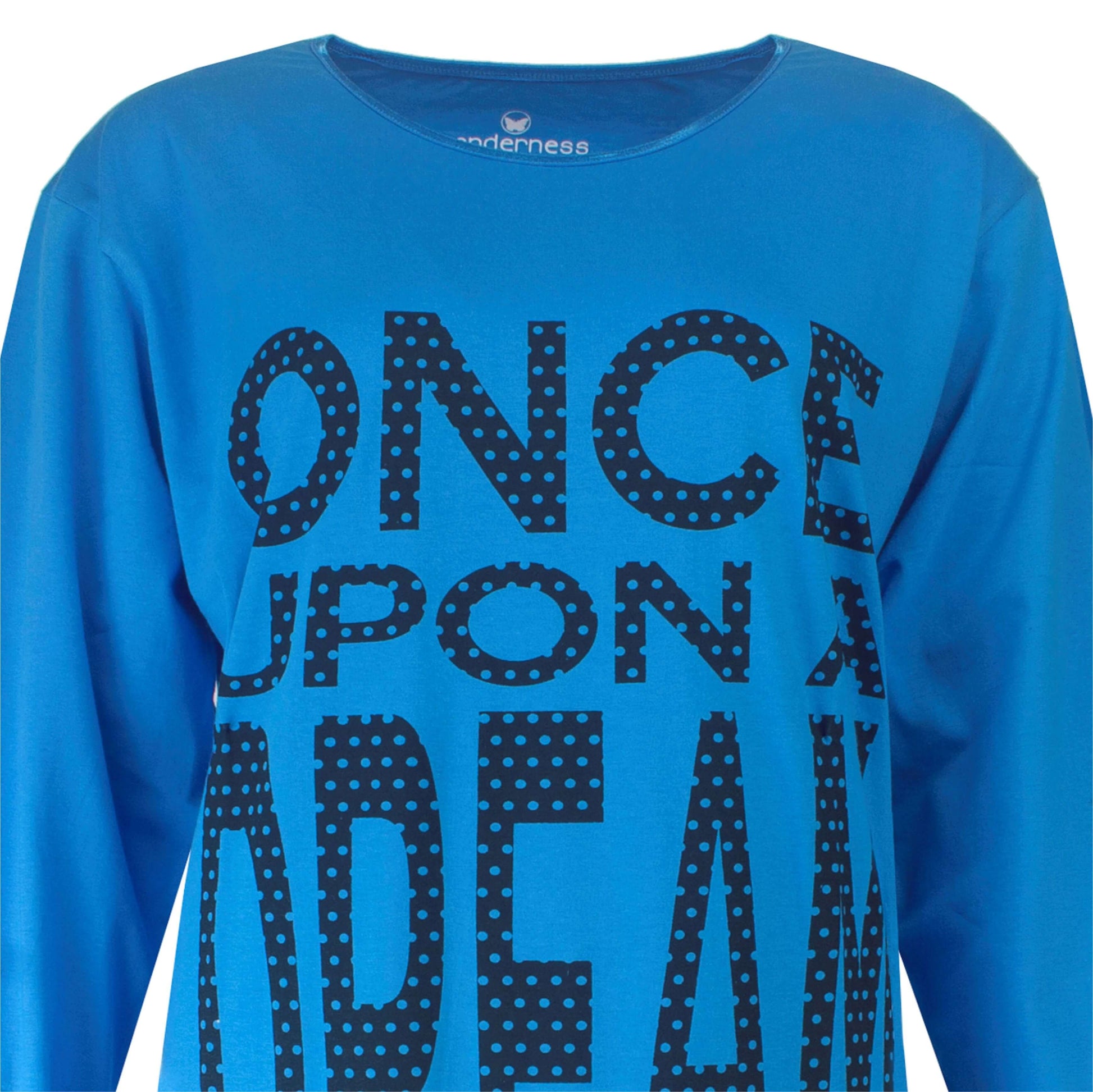Helder blauw nachthemd met lange mouwen en 'Once upon a dream' tekst in donkerblauw stippenpatroon op de voorkant.