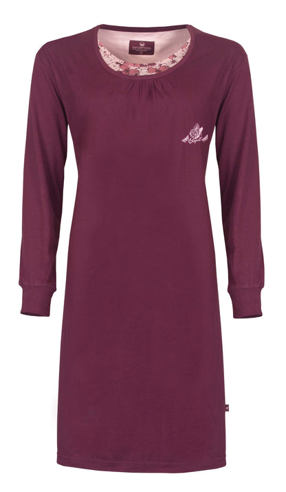 Bordeaux rood katoenen nachthemd met lange mouwen, ronde hals, geprinte halsinzet en klein borstprintje.