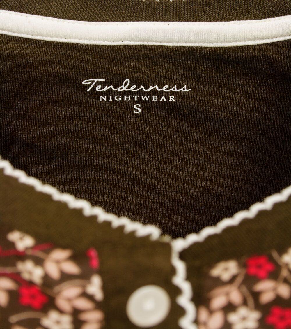 Bruin nachthemd met witte boord, 'Tenderness Nightwear' logo en bloemenpatroon onderaan. Maat S zichtbaar.