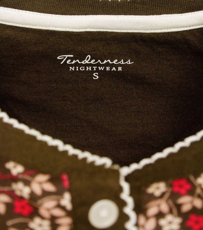 Bruin nachthemd met witte boord, 'Tenderness Nightwear' logo en bloemenpatroon onderaan. Maat S zichtbaar.