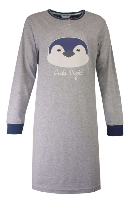 Grijs dames nachthemd met pinguïn gezicht en 'Cute Night' tekst, lange mouwen en korte polo sluiting.