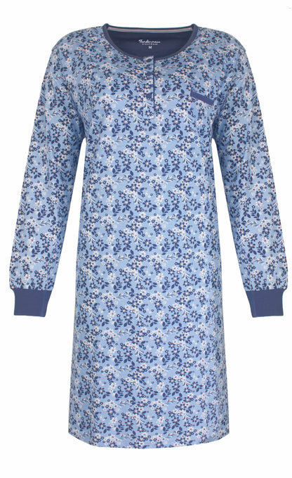 Lichtblauw nachthemd met lange mouwen, bedrukt met kleine donkerblauwe en witte bloemen en bladeren