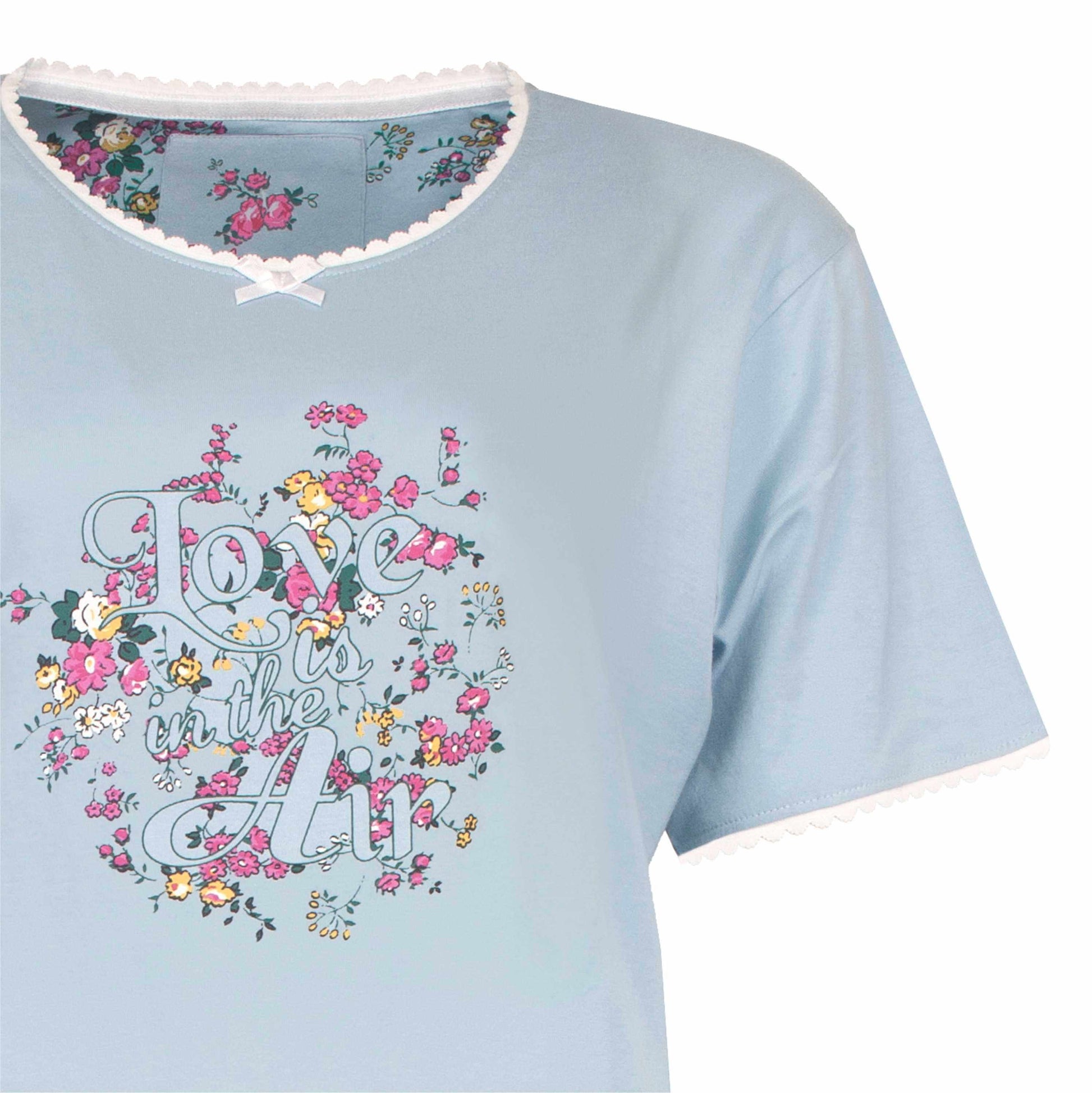 Lichtblauw nachthemd met bloemenprint en 'Love is in the Air' tekst, korte mouwen en gebloemde kraag.