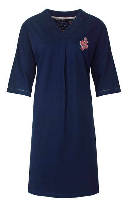 Donkerblauw nachthemd met 3/4 mouwen, V-hals en een klein rood bloemenembroiderie op de borst.