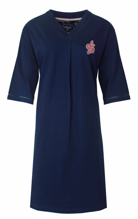 Donkerblauw nachthemd met 3/4 mouwen, V-hals en een klein rood bloemenembroiderie op de borst.