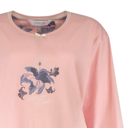 Roze katoenen nachthemd met bloemenmotief en 'Love me tender' tekst, ronde hals met strikje, merk Tenderness