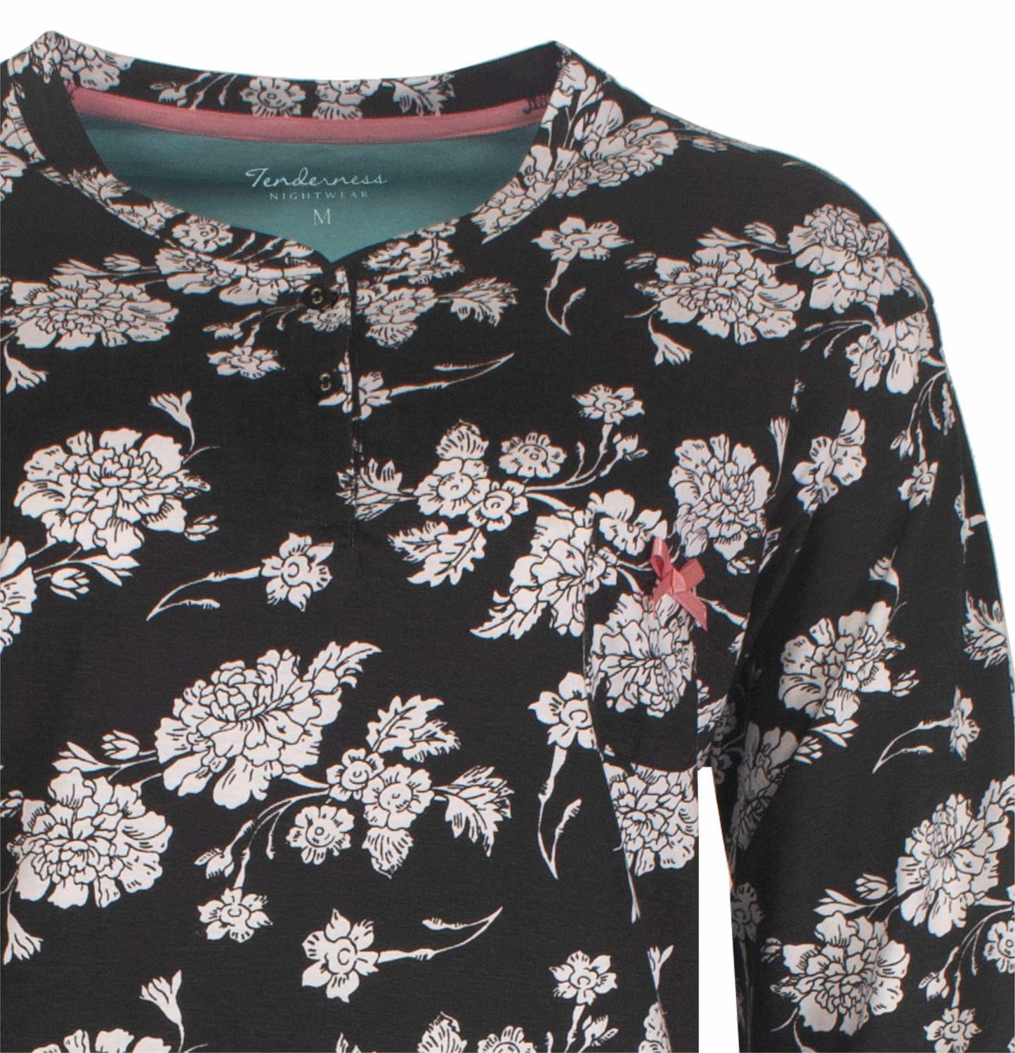 Zwart nachthemd met witte bloemenprint, ronde hals en lange mouwen. Merk Tenderness zichtbaar op label.