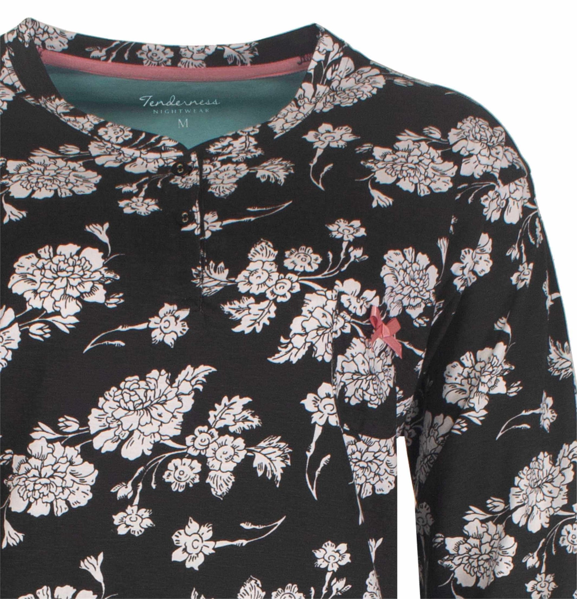 Zwart nachthemd met witte bloemenprint, ronde hals en lange mouwen. Merk Tenderness zichtbaar op label.