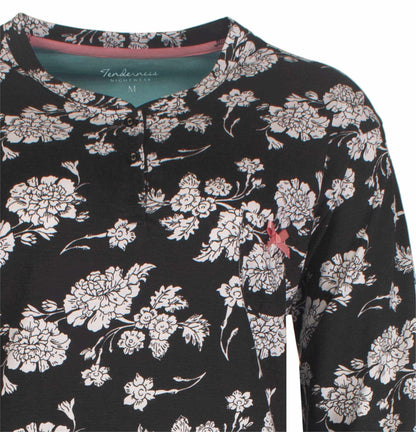 Zwart nachthemd met witte bloemenprint, ronde hals en lange mouwen. Merk Tenderness zichtbaar op label.