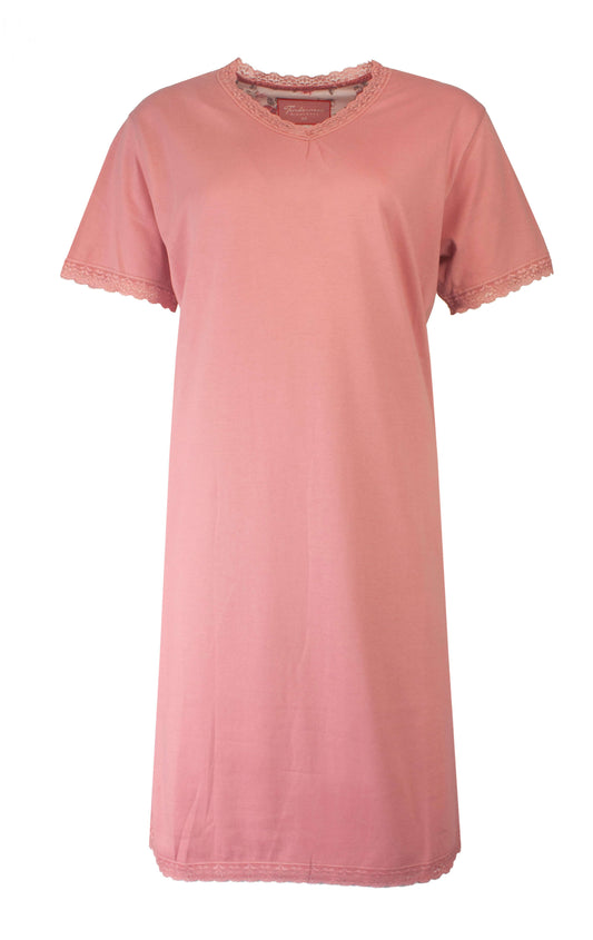Koraal roze nachthemd met korte mouwen, V-hals en kanten afwerking aan hals, mouwen en zoom. Lengte 95 cm.