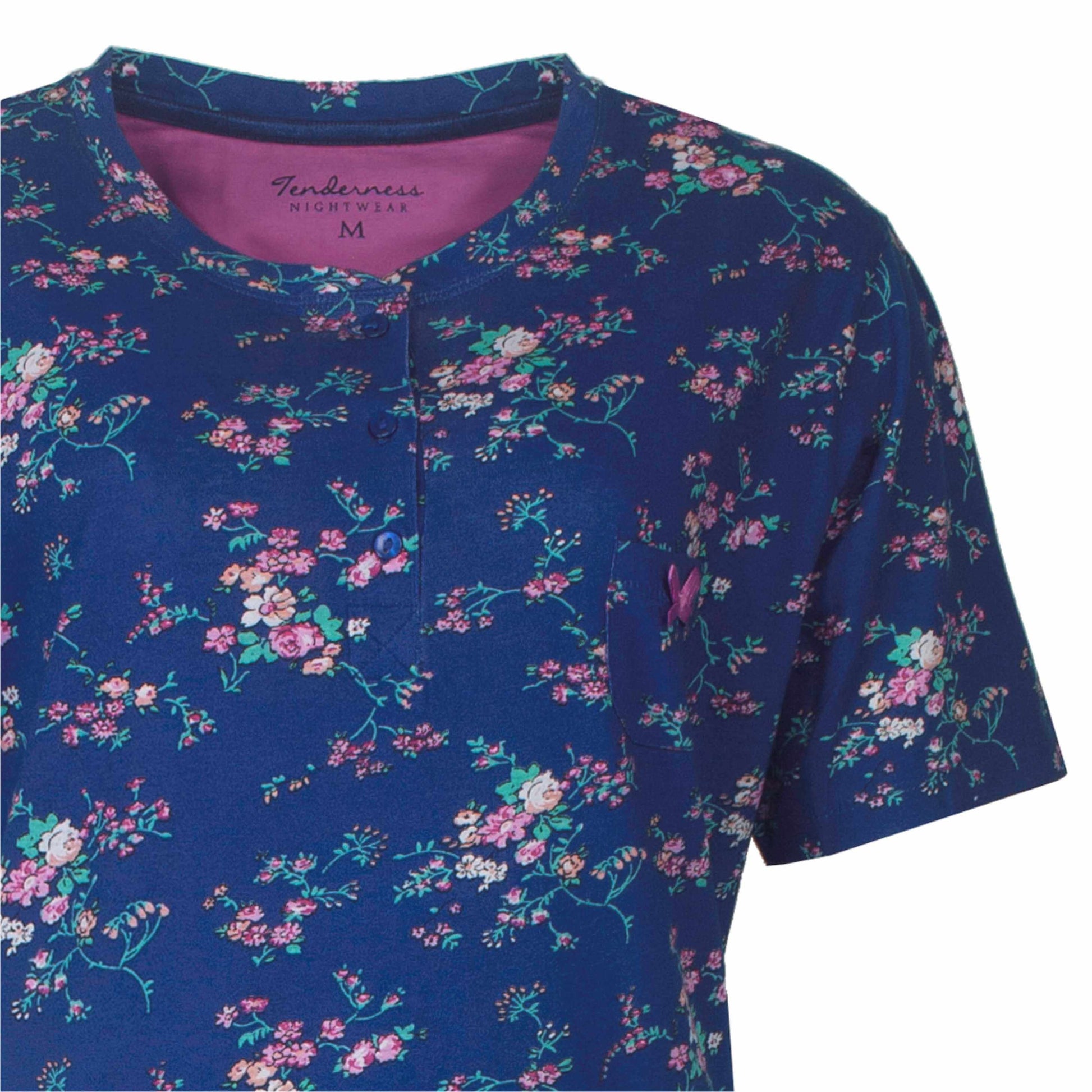 Blauw nachthemd met korte mouwen, bedrukt met kleine kleurrijke bloemen. Ronde hals met knoopsluiting.
