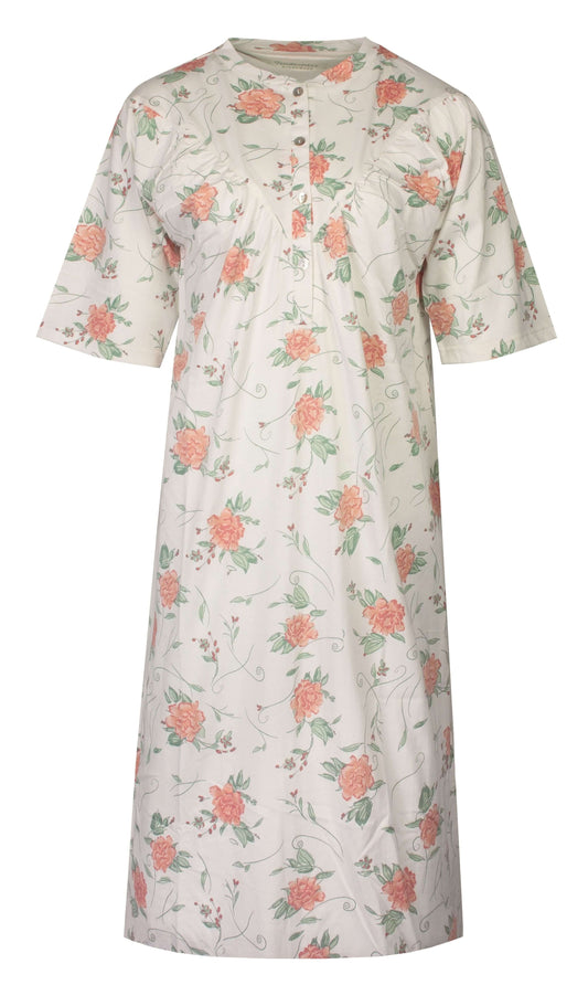 Beige nachthemd met korte mouwen en roze bloemenprint, knoopsluiting aan de hals, lengte 110 cm