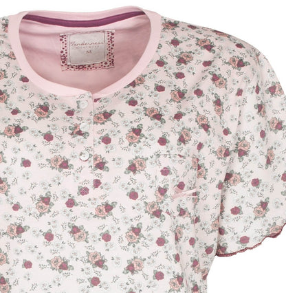 Roze nachthemd met korte mouwen en kleine bloemenprint. Ronde hals met knoopsluiting en merk Tenderness label.