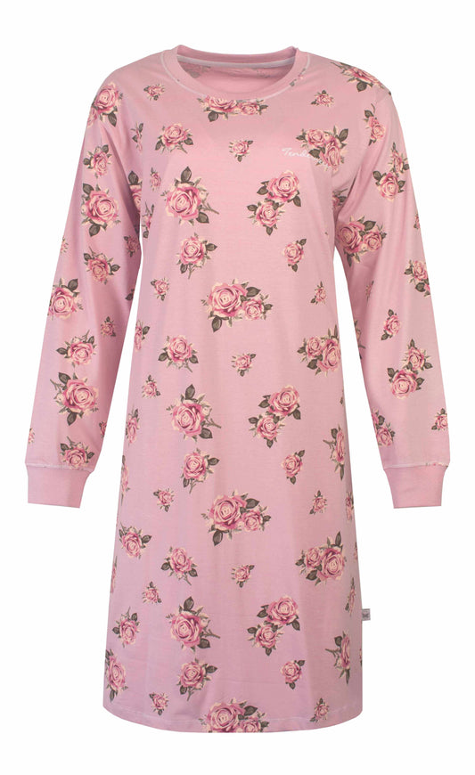 Roze nachthemd met lange mouwen, versierd met een patroon van roze rozen en groene bladeren over het hele kledingstuk.