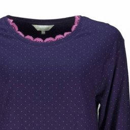 Donkerpaars nachthemd met lange mouwen, ronde hals met kanten afwerking en subtiel stippenpatroon over het hele kledingstuk.