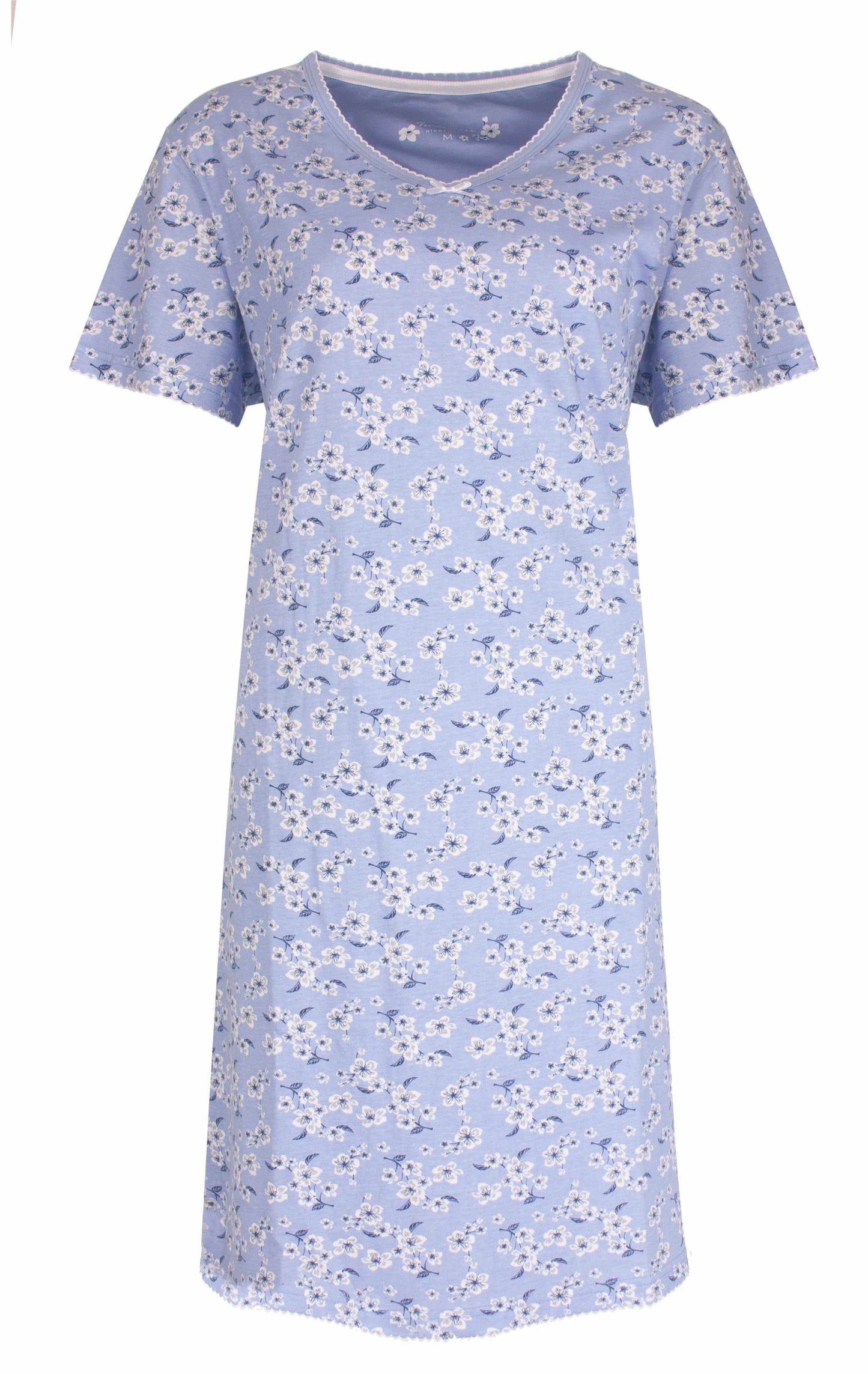 Lichtblauw nachthemd met korte mouwen en V-hals, bedrukt met kleine witte bloemen over het hele kledingstuk.
