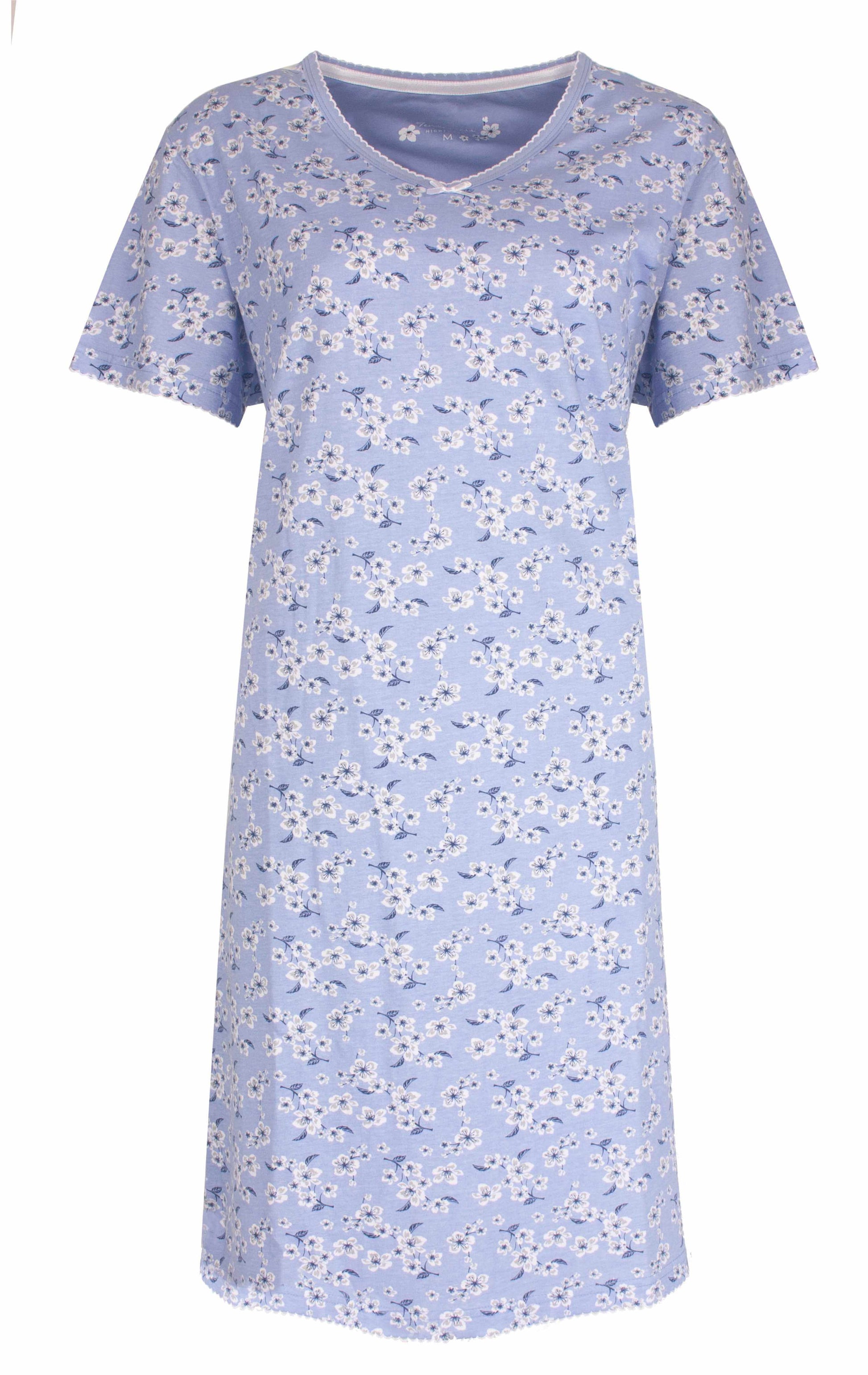 Lichtblauw nachthemd met korte mouwen en V-hals, bedrukt met kleine witte bloemen over het hele kledingstuk.