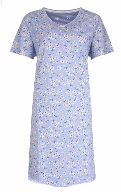 Lichtblauw nachthemd met korte mouwen en V-hals, bedrukt met kleine witte bloemen over het hele kledingstuk.
