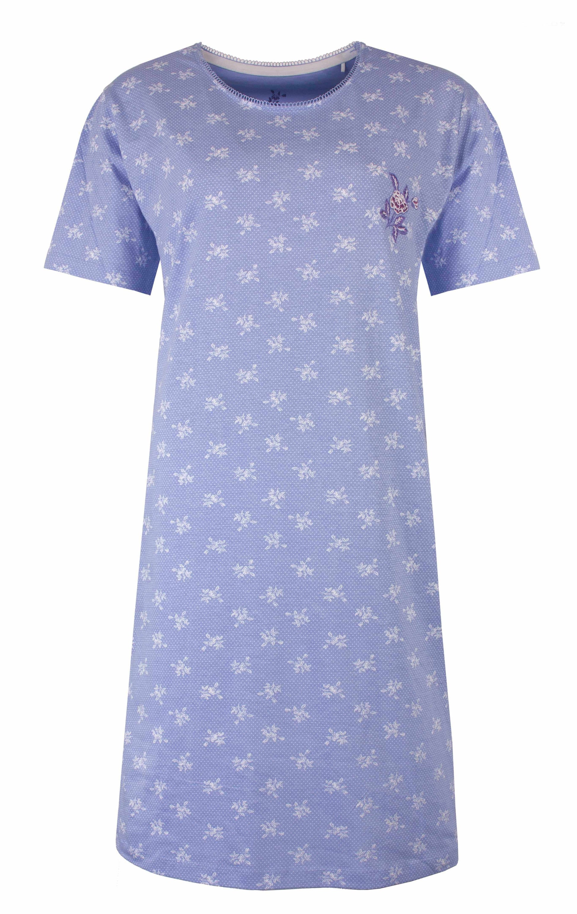 Lavendel lila nachthemd met korte mouwen en kleine witte bloemetjes, inclusief klein geborduurd detail op de borst.