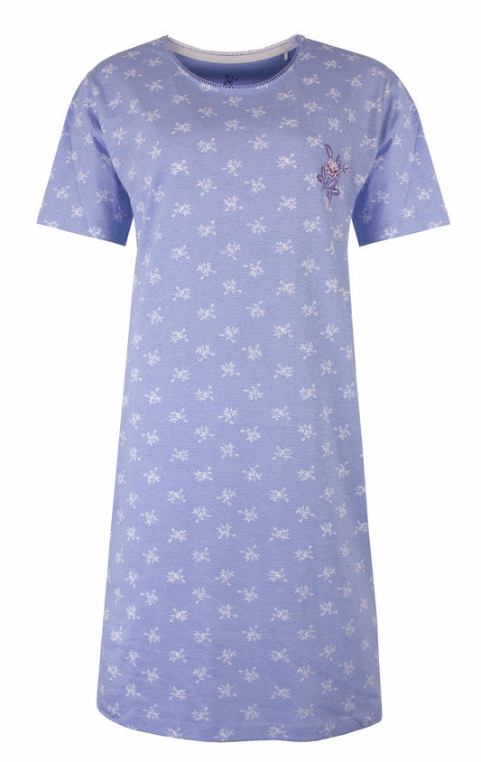 Lavendel lila nachthemd met korte mouwen en kleine witte bloemetjes, inclusief klein geborduurd detail op de borst.