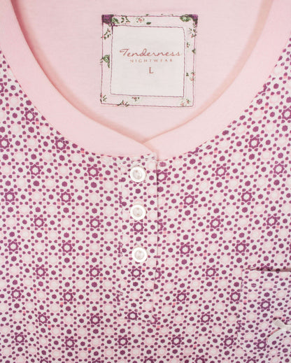 Lichtroze nachthemd met paars bloemenmotief, knoopsluiting en Tenderness label in de hals.