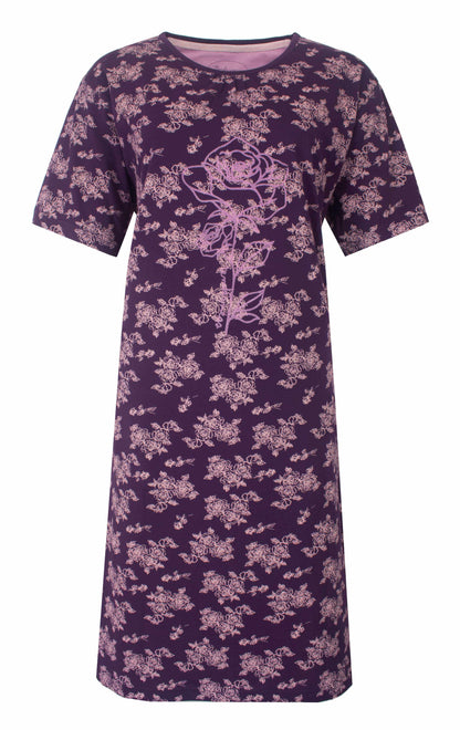 Lila nachthemd met roze bloemenprint, korte mouwen en een ronde hals. Centraal een grotere bloemafbeelding.