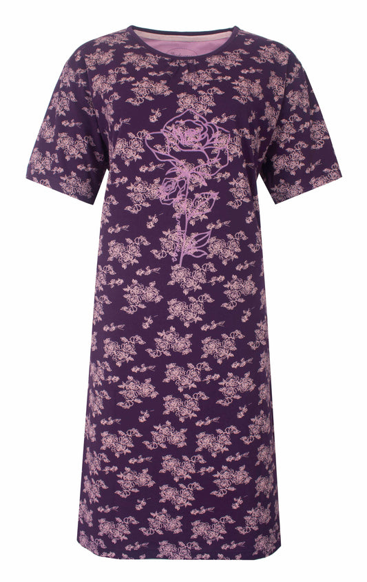 Lila nachthemd met roze bloemenprint, korte mouwen en een ronde hals. Centraal een grotere bloemafbeelding.